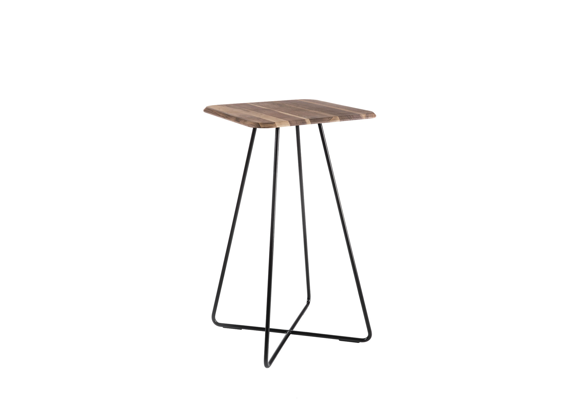 Tavolino alto con il piano in metallo verniciato è coperto da un altro piano impiallacciato in legno noce canaletto. Scopri di più su Altek Italia Design.